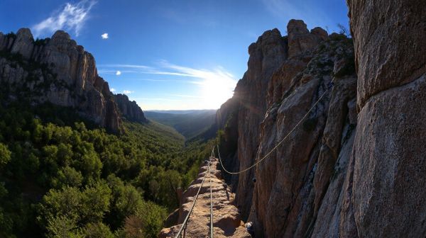 Top 5 itinéraires de via ferrata en ardèche à découvrir